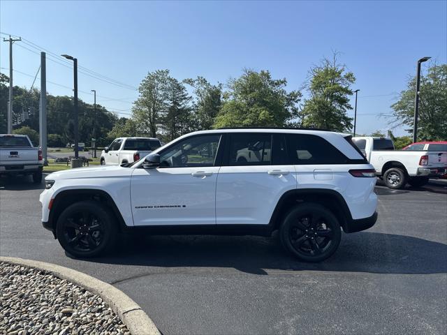 Photo of 2023 Bright White Clearcoat Jeep Grand Cherokee