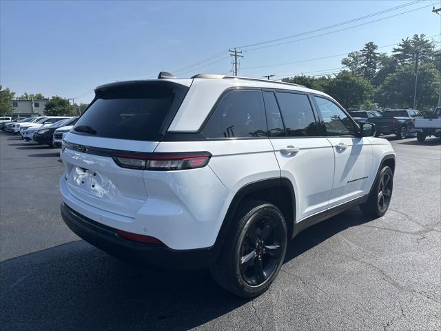 Photo of 2023 Bright White Clearcoat Jeep Grand Cherokee