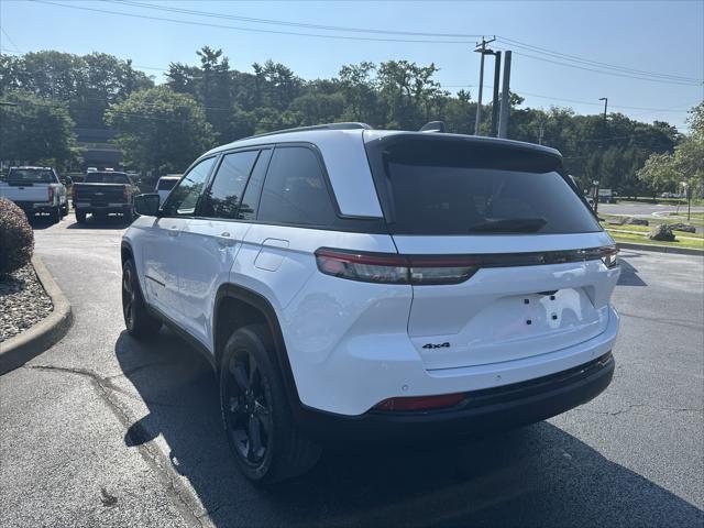 Photo of 2023 Bright White Clearcoat Jeep Grand Cherokee