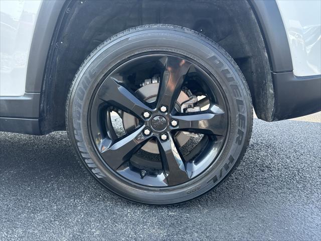 Photo of 2023 Bright White Clearcoat Jeep Grand Cherokee