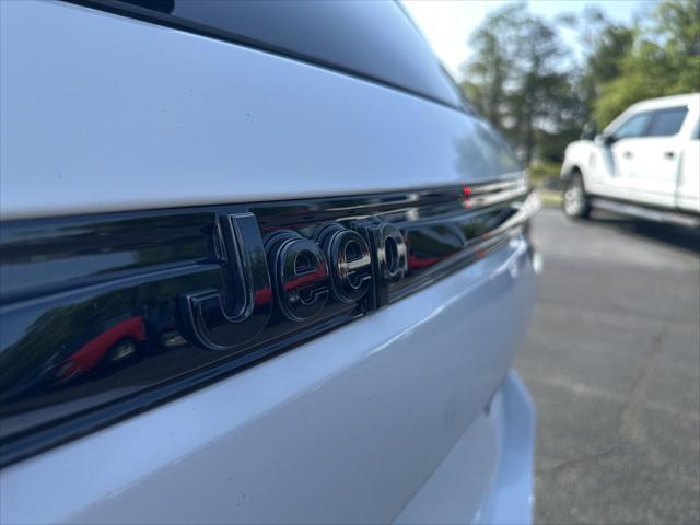 Photo of 2023 Bright White Clearcoat Jeep Grand Cherokee