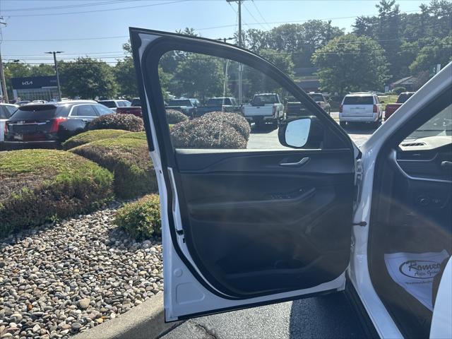 Photo of 2023 Bright White Clearcoat Jeep Grand Cherokee