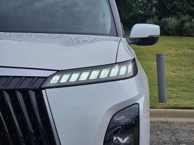 Photo of 2025 Radiant White INFINITI QX80