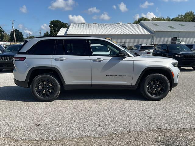 Photo of 2025 Silver Zynith Jeep Grand Cherokee
