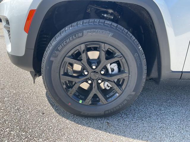 Photo of 2025 Silver Zynith Jeep Grand Cherokee
