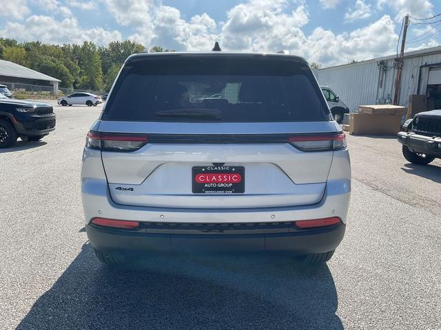 Photo of 2025 Silver Zynith Jeep Grand Cherokee