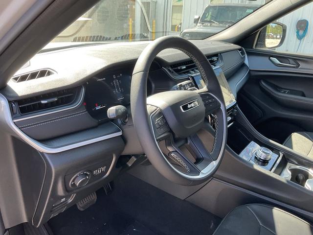 Photo of 2025 Silver Zynith Jeep Grand Cherokee