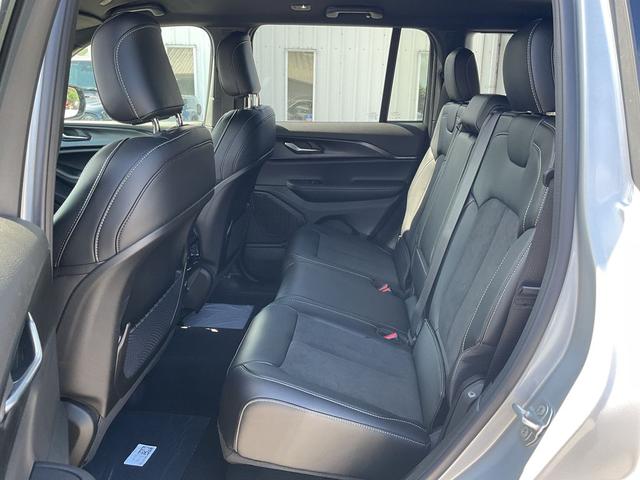 Photo of 2025 Silver Zynith Jeep Grand Cherokee