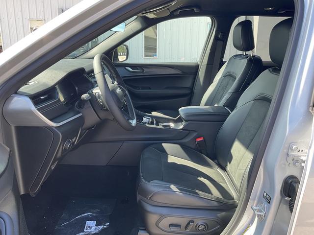 Photo of 2025 Silver Zynith Jeep Grand Cherokee