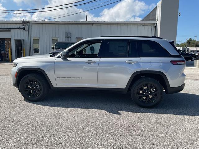 Photo of 2025 Silver Zynith Jeep Grand Cherokee