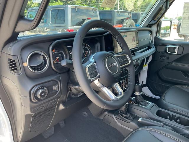 Photo of 2025 Bright White Clearcoat Jeep Wrangler