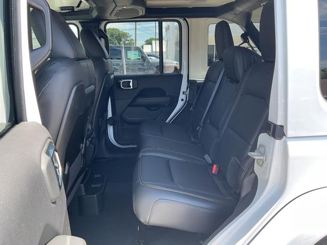 Photo of 2025 Bright White Clearcoat Jeep Wrangler