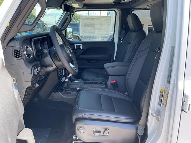 Photo of 2025 Bright White Clearcoat Jeep Wrangler