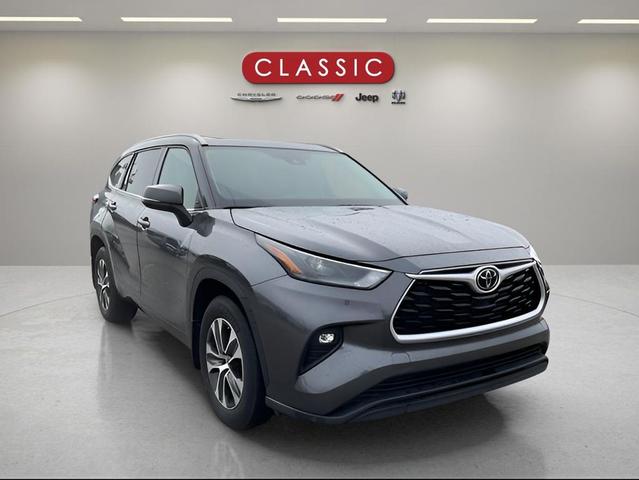 Photo of 2022 Magnetic Gray Metallic Toyota Highlander