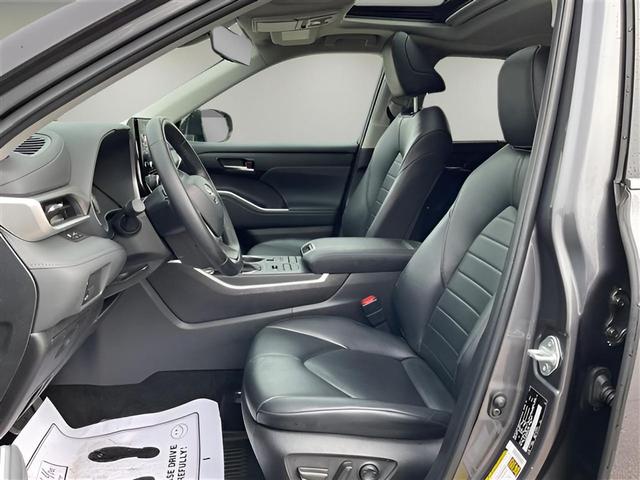 Photo of 2022 Magnetic Gray Metallic Toyota Highlander