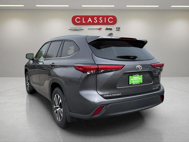Photo of 2022 Magnetic Gray Metallic Toyota Highlander