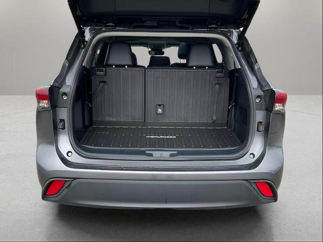 Photo of 2022 Magnetic Gray Metallic Toyota Highlander