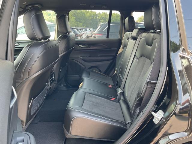 Photo of 2025 Diamond Black Crystal Pearlcoat Jeep Grand Cherokee