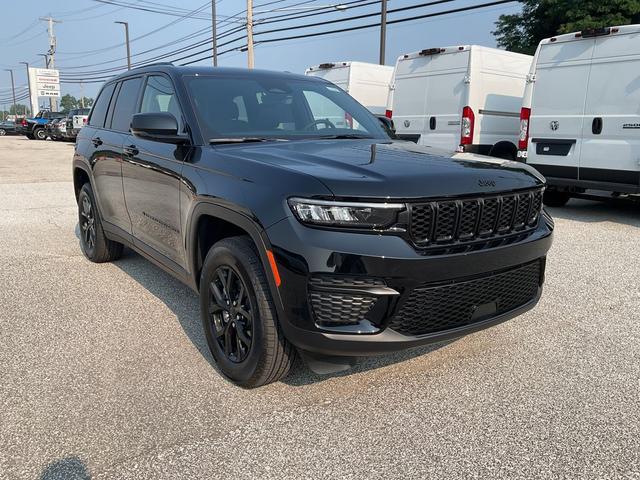 Photo of 2025 Diamond Black Crystal Pearlcoat Jeep Grand Cherokee