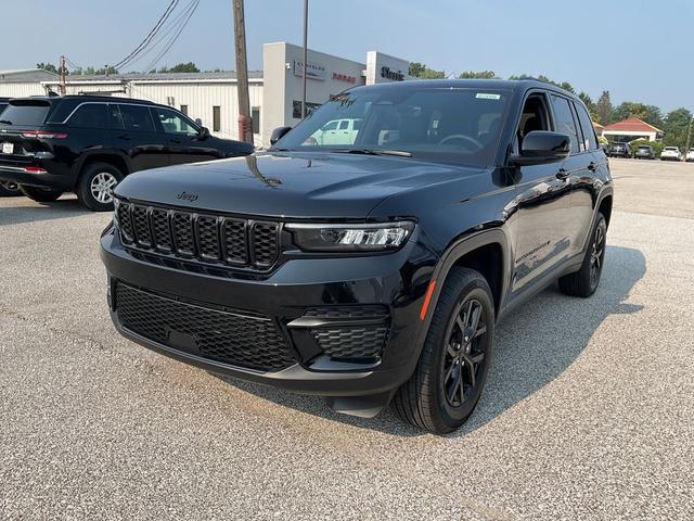 Photo of 2025 Diamond Black Crystal Pearlcoat Jeep Grand Cherokee
