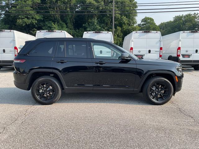 Photo of 2025 Diamond Black Crystal Pearlcoat Jeep Grand Cherokee