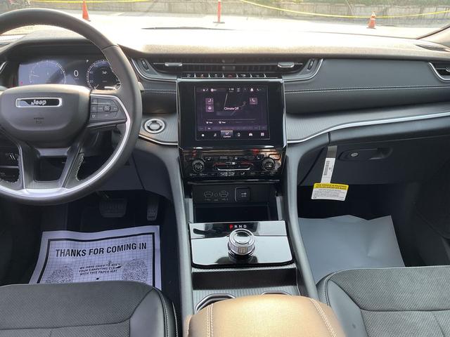Photo of 2025 Diamond Black Crystal Pearlcoat Jeep Grand Cherokee