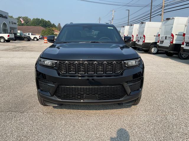 Photo of 2025 Diamond Black Crystal Pearlcoat Jeep Grand Cherokee