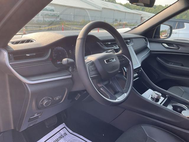 Photo of 2025 Diamond Black Crystal Pearlcoat Jeep Grand Cherokee