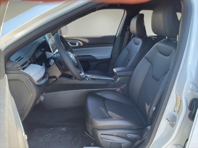 Photo of 2025 Bright White Clearcoat Jeep Compass