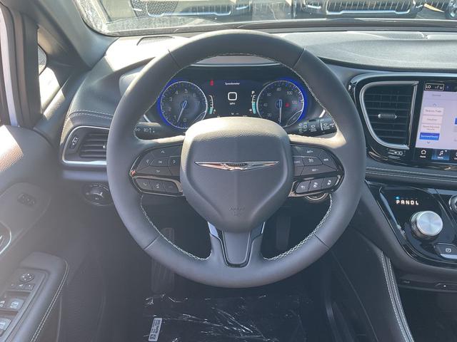 Photo of 2026 Bright White Clearcoat Chrysler Pacifica