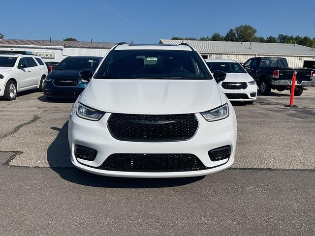 Photo of 2026 Bright White Clearcoat Chrysler Pacifica