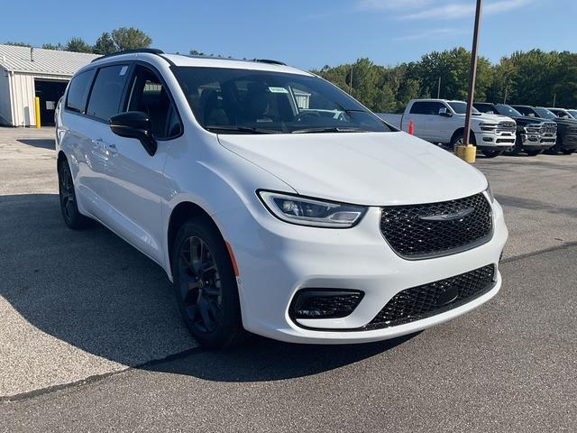 Photo of 2026 Bright White Clearcoat Chrysler Pacifica