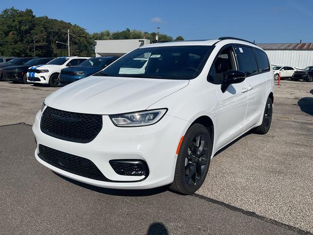Photo of 2026 Bright White Clearcoat Chrysler Pacifica