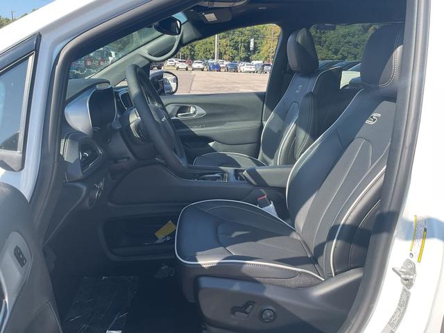 Photo of 2026 Bright White Clearcoat Chrysler Pacifica