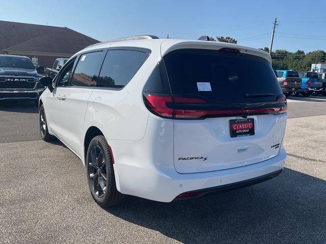 Photo of 2026 Bright White Clearcoat Chrysler Pacifica