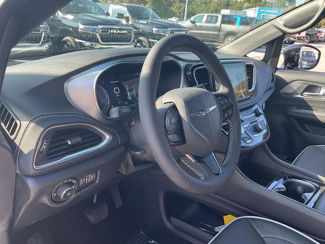 Photo of 2026 Bright White Clearcoat Chrysler Pacifica