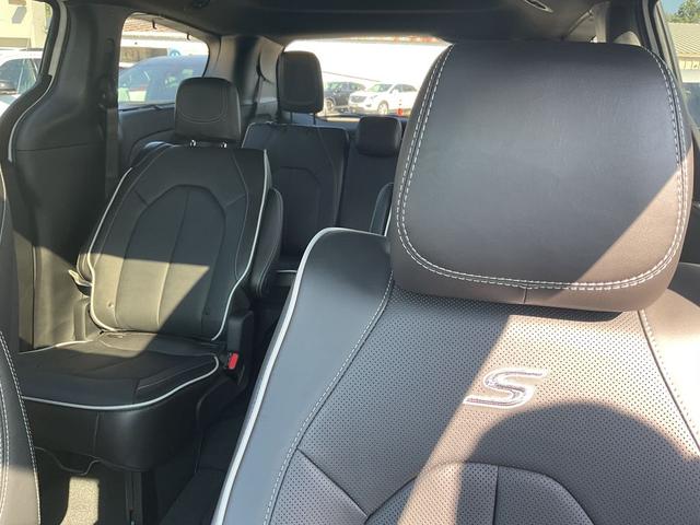 Photo of 2026 Bright White Clearcoat Chrysler Pacifica