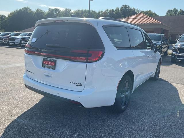 Photo of 2026 Bright White Clearcoat Chrysler Pacifica