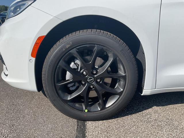 Photo of 2026 Bright White Clearcoat Chrysler Pacifica