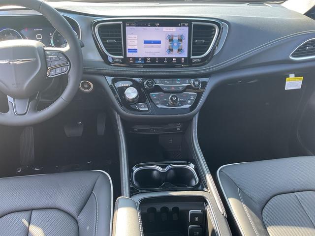 Photo of 2026 Bright White Clearcoat Chrysler Pacifica