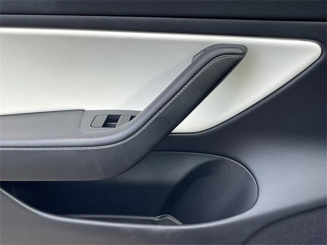 Photo of 2021 Midnight Silver Tesla Model 3