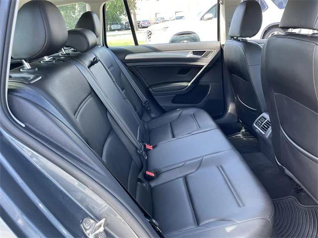 Photo of 2019 Platinum Gray Volkswagen Golf Alltrack
