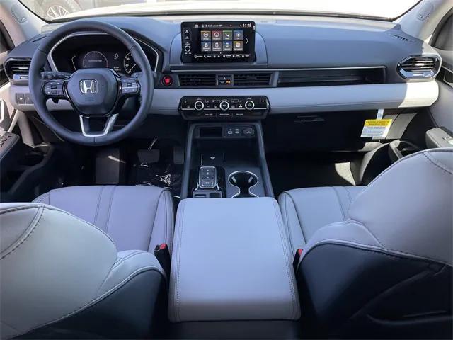 Photo of 2025 Lunar Silver Honda Pilot