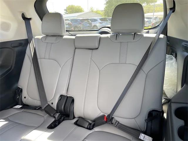 Photo of 2025 Lunar Silver Honda Pilot