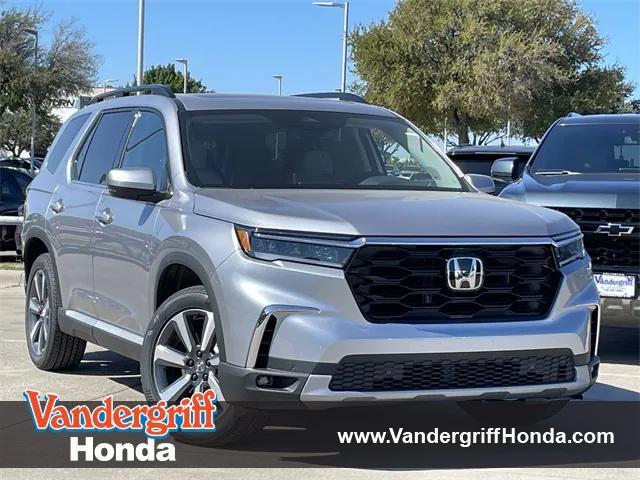 Photo of 2025 Lunar Silver Honda Pilot