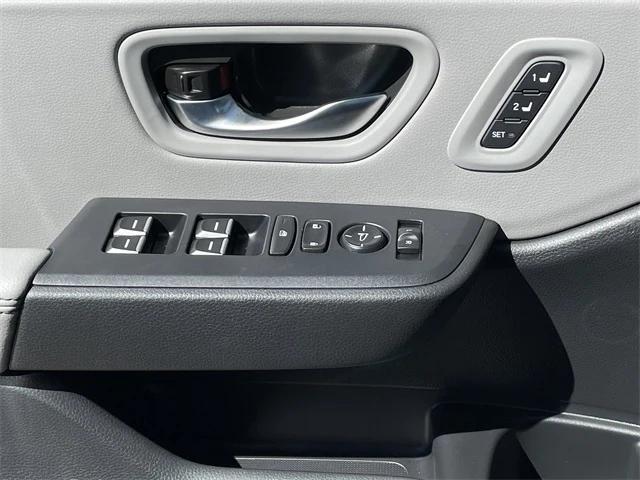 Photo of 2025 Lunar Silver Honda Pilot