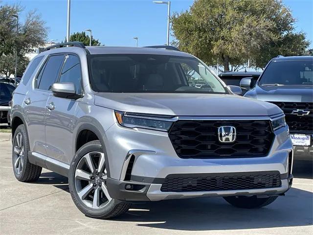 Photo of 2025 Lunar Silver Honda Pilot