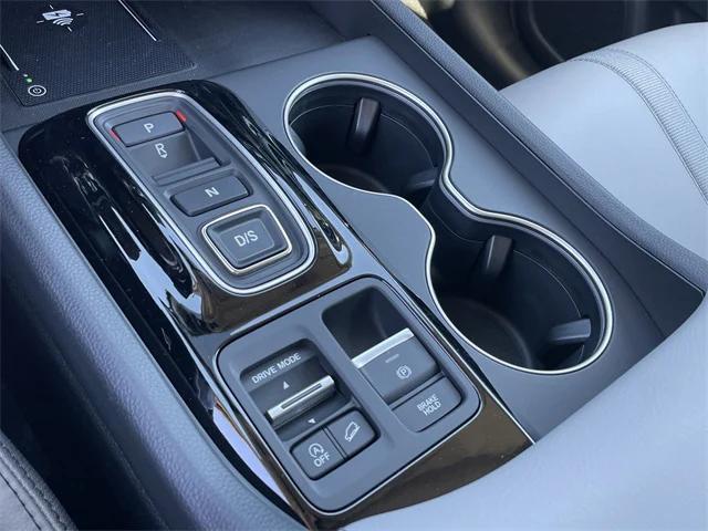 Photo of 2025 Lunar Silver Honda Pilot