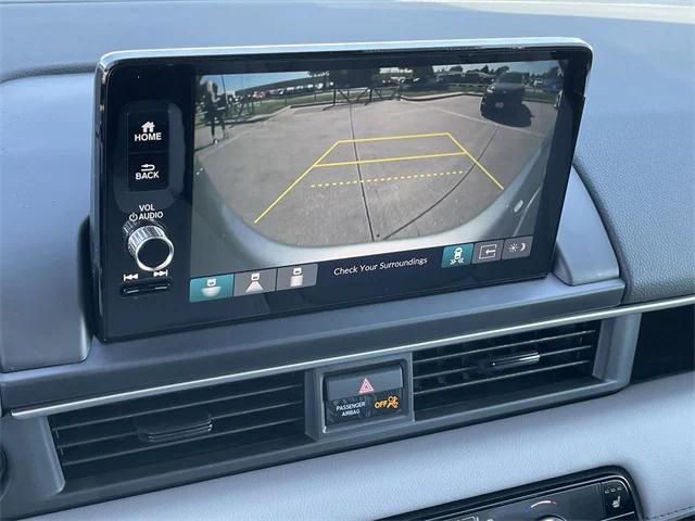 Photo of 2025 Lunar Silver Honda Pilot