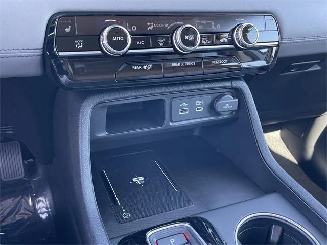 Photo of 2025 Lunar Silver Honda Pilot